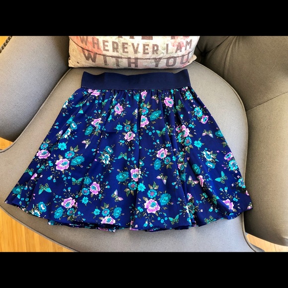 Forever 21 Dresses & Skirts - Cute, flowy miniskirt 🌸🌺